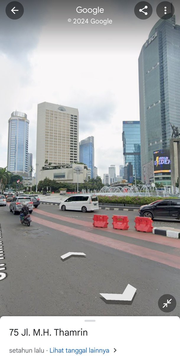 buzzlightstrike's tweet photo. @irhamsyarif @NTMCLantasPolri @TMCPoldaMetro @TfJakarta Di Bundaran HI arah Blok M, lajur bus sudah di cat merah, ditutup sebagian pakai barrier https://t.co/JfO8bGgJec
