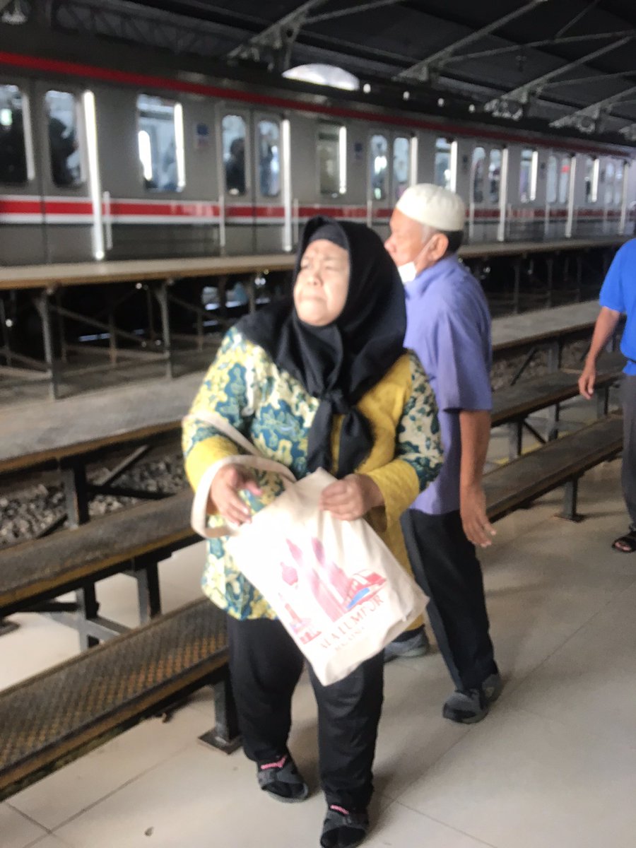 Kami di usir duduk diruang tunggu di stasiun Rangkasbitung, dengan alasan kursi tempat duduk Hanya untuk KA Lokal. Sdngkn kalian <a href="/CommuterLine/">KAI Commuter</a> <a href="/KAI121/">Kereta Api Indonesia</a> tidak menyediakan tempat duduk untuk menunggu KRL.Apa kami harus bayar lebih? Padahal harga KA Lokal Merak itu 3rb. <a href="/CurhatKRL/">! Omen</a>