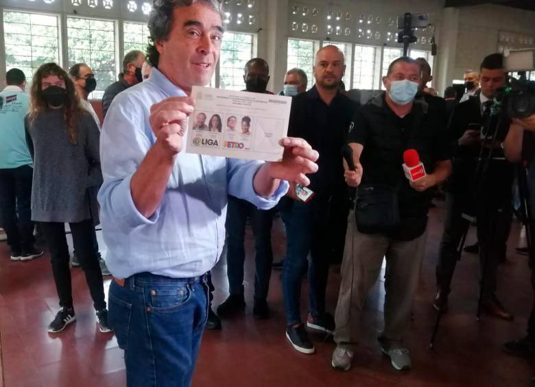 sergio_fajardo's tweet photo. ¡El presidente Petro miente!

Es una táctica habitual: repetir y repetir para confundir y polarizar. Voté en BLANCO en 2018 y en 2022, por escrito y con argumentos. Y no me arrepiento, la realidad se ha encargado de darme la razón ante el mal gobierno que hoy encabeza y que ha desvirtuado el añorado cambio. Eso es lo que debería generarle pesar, presidente: su falta de ejecución y resultados.