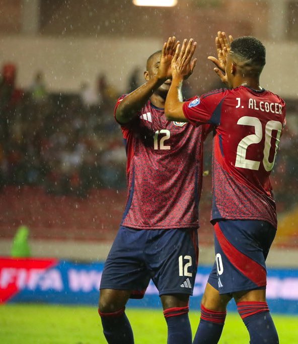 tdmascrc's tweet photo. Un día le estás pidiendo un autógrafo al jugador que admiras y al siguiente celebras junto a él tu primer gol en eliminatoria https://t.co/6JXnmvhbRO