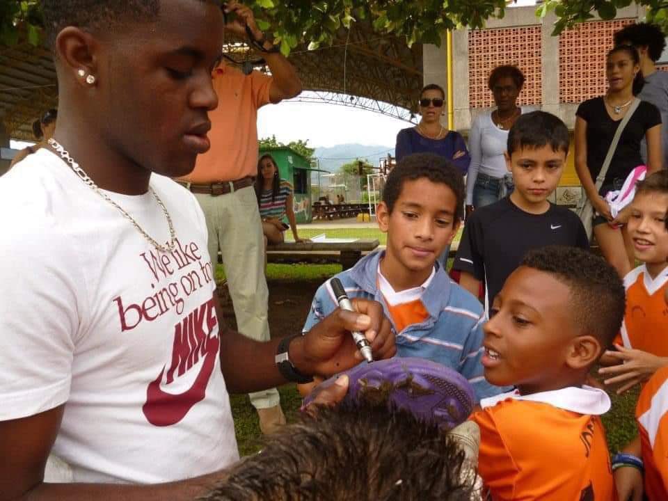 tdmascrc's tweet photo. Un día le estás pidiendo un autógrafo al jugador que admiras y al siguiente celebras junto a él tu primer gol en eliminatoria https://t.co/6JXnmvhbRO