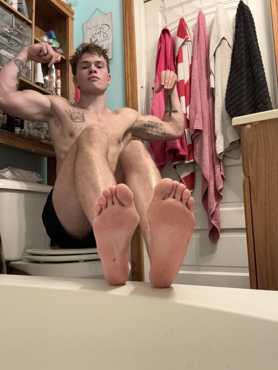 MasterMike4772's tweet photo. Who’s ready to be drained as I just lean back and laugh at you
#drains #customs #findom #feet https://t.co/egKhFubRvk