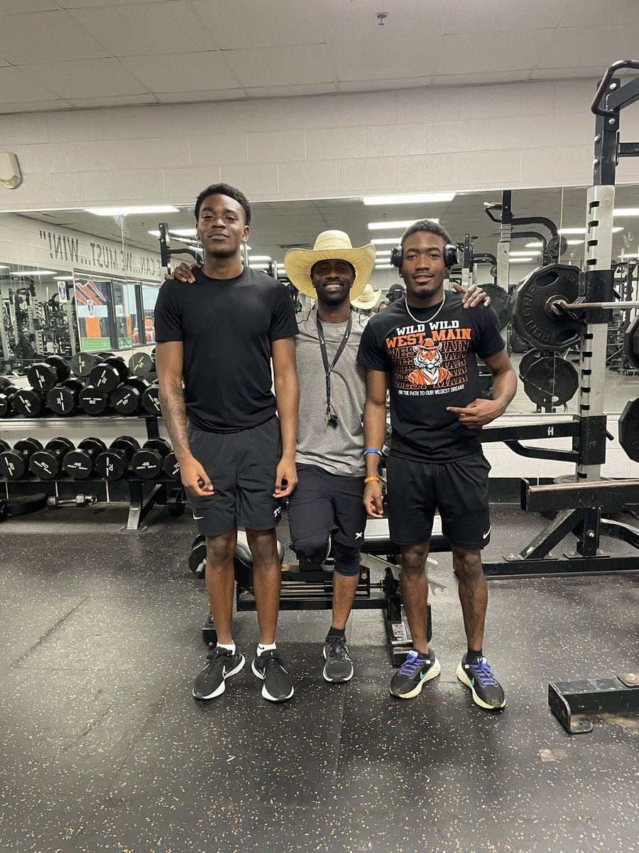 KWhitley20's tweet image. We love when our alumni student/athletes come back home to work out over the break. Serves as great motivation and inspiration for the future @LancasterFBwebo @LHS_BoysTrack @WeboGirlsTrack #WEBO🟠⚫️
