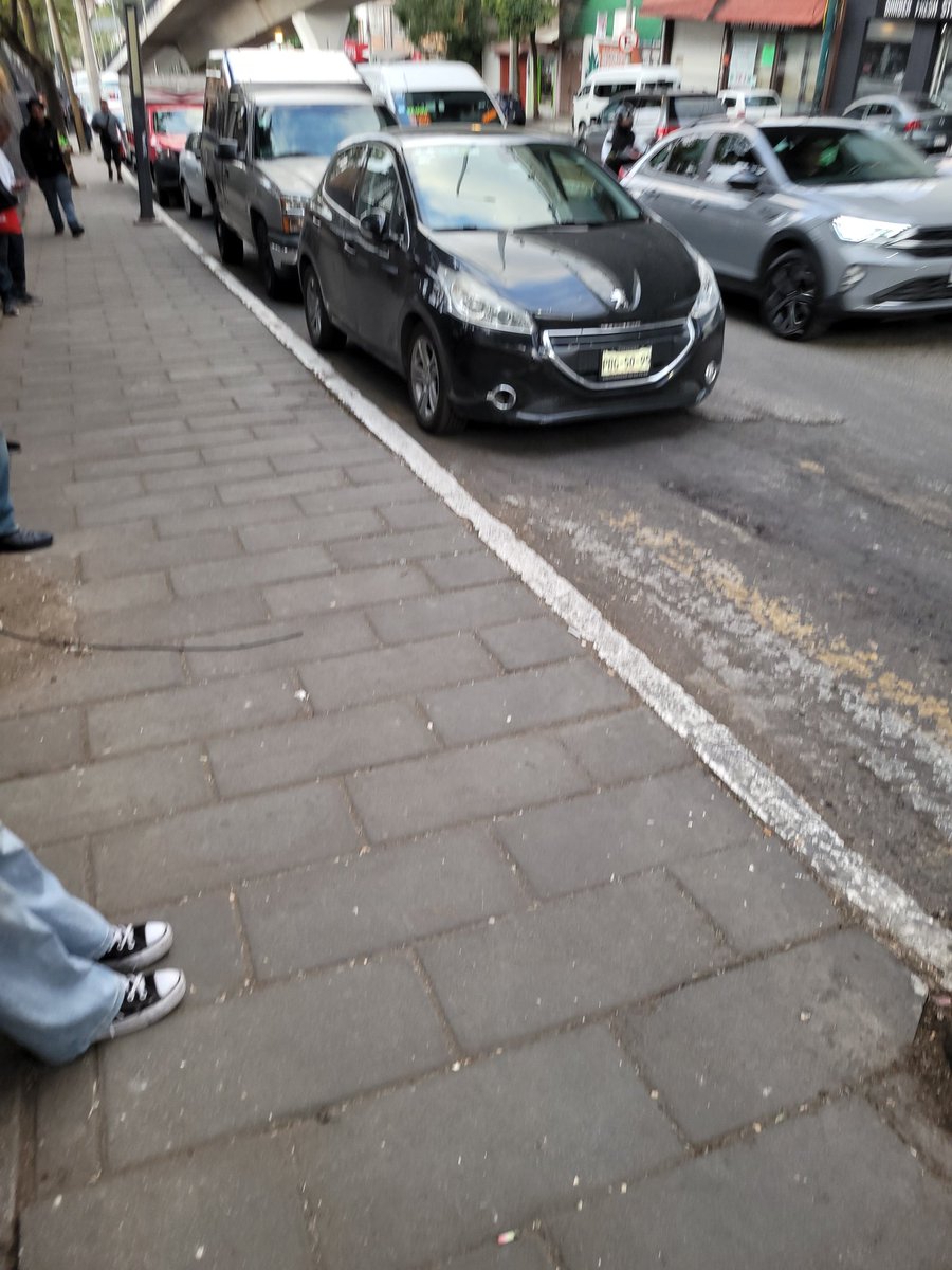 DAFO_DAZZ's tweet photo. @AlcCuajimalpa  ES ESTACIONAMIENTO O QUÉ VRGAS? https://t.co/xYiSp68ZB3