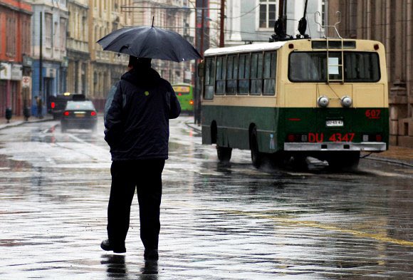Danielillo82's tweet image. Lo destacable del #SistemaFrontal en #Valparaiso es que el agua se llevará todo el olor a orina 🤢 y la inmundicia 🤮acumulada en las calles. No me sorprendería que #JorgeSharp dijera que bajo su gestión se limpió la ciudad. 😪