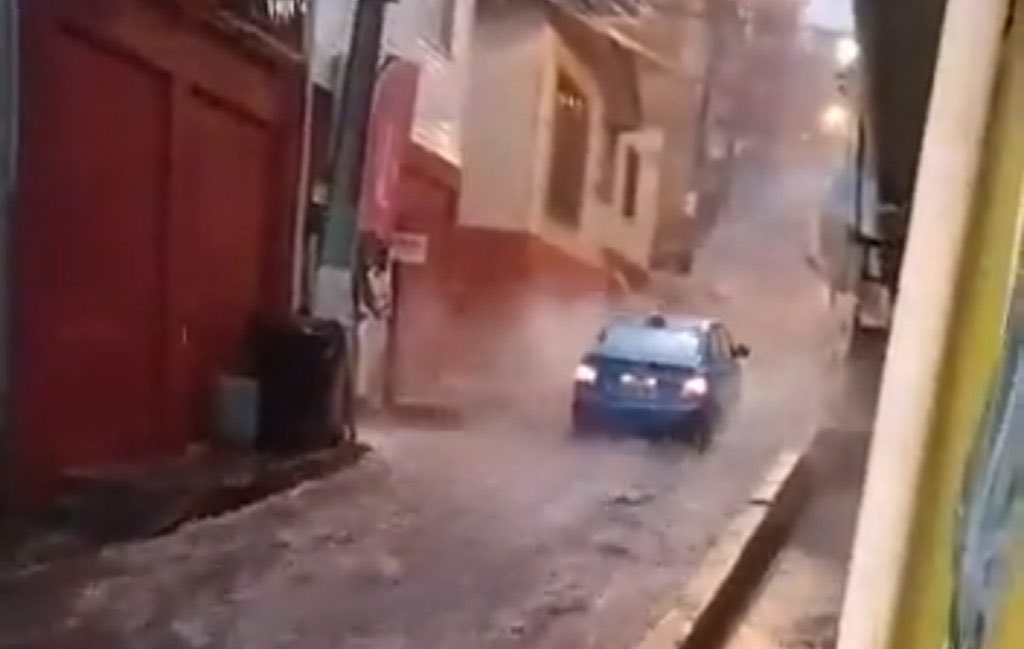 Danielillo82's tweet image. Lo destacable del #SistemaFrontal en #Valparaiso es que el agua se llevará todo el olor a orina 🤢 y la inmundicia 🤮acumulada en las calles. No me sorprendería que #JorgeSharp dijera que bajo su gestión se limpió la ciudad. 😪