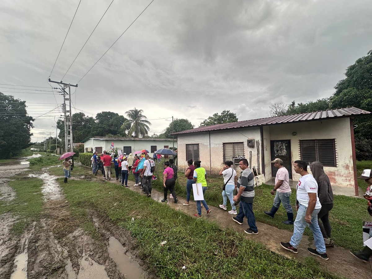 Seguimos en cada calle, en cada comunidad, en cada UBCH, chequeando la #Maquinaria1x10 🚩 como lo ha instruido el Presidente <a href="/nicolasmaduro/">Nicolás Maduro</a> constructor de victorias <a href="/PartidoPSUV/">PSUV</a> <a href="/dcabellor/">Diosdado Cabello R</a> <a href="/eduardopiate2/">eduardo piñate</a>