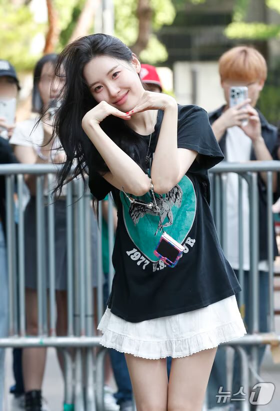 Sunmi_Union's tweet photo. [#PIC] Sunmi on her way to Music Bank today 🎈🎀

🔗 https://t.co/YbR1YjMER8
🔗 https://t.co/YQetF1EgTQ

#SUNMI #선미 https://t.co/lS1cbOtK1H