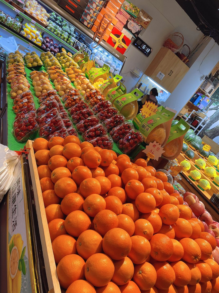 When passing by a fruit shop, I couldn’t help but take out my change. Once I bought it, I got a lot of it🍌🍊