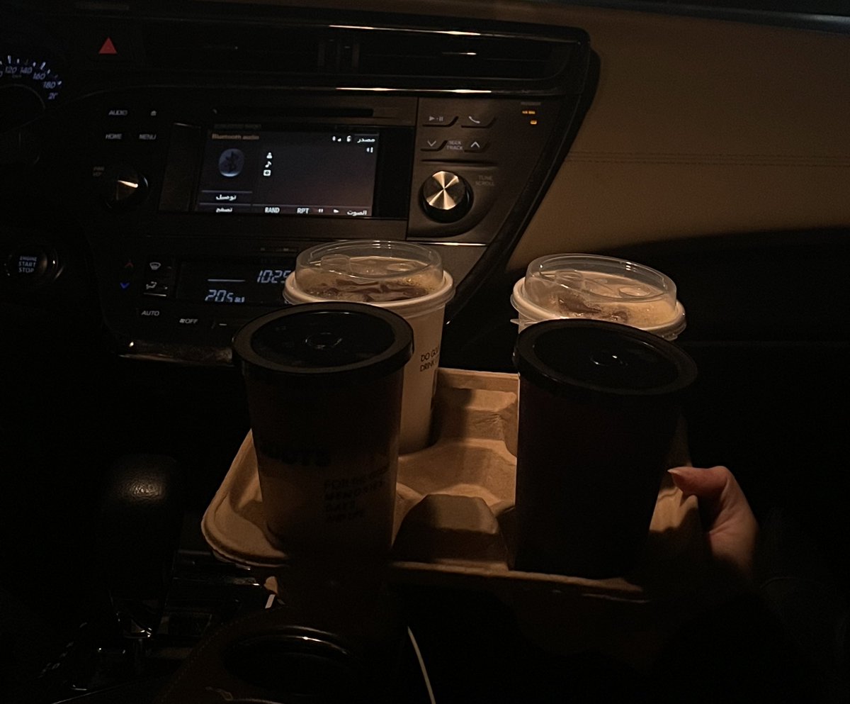 ولكني أنا ، آخر دائمًا ، متسللًا دائمًا إلى كينونة حياتي الأكثر حميمية
 أهبط في نفسي ، بعيدًا 
 بحثًا عن الظل…