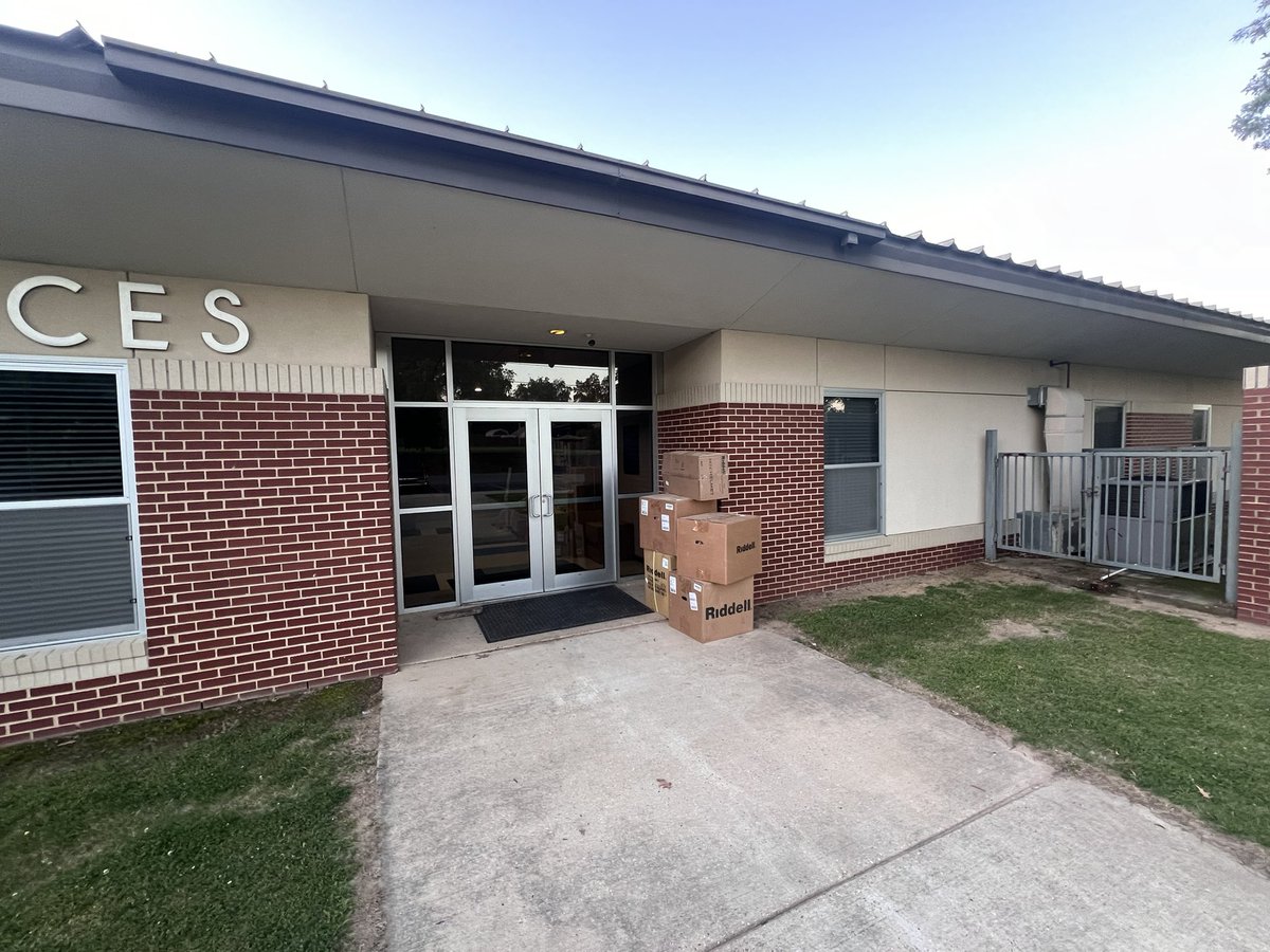 Perfect_Game30's tweet photo. @FedEx has been asked by our school administration to stop delivering packages after school hours and leaving them outside. This has happened numerous times after numerous phone calls. https://t.co/MoWbH0h4z0