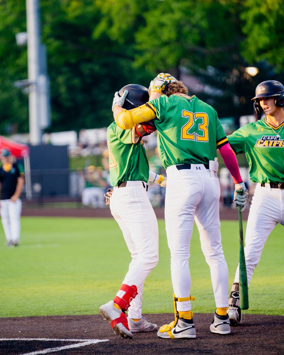 .<a href="/brooks_kett/">Brooks Kettering</a> with an HOMERUN to left, to bring the Catfish within one!💣💥
