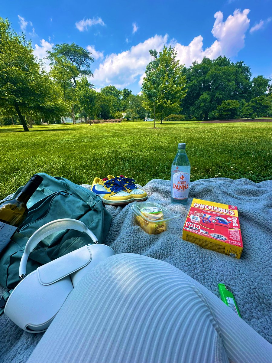 ItsJustTiff_'s tweet photo. Got out and touched some grass today 💙 https://t.co/rWRAuZZu63