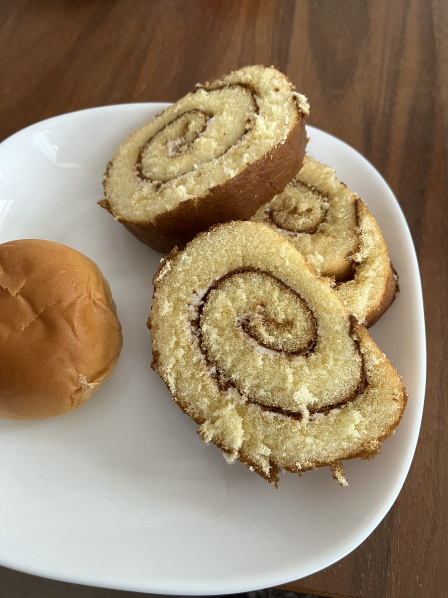 B24xu's tweet photo. ヤマザキのスイスロール🍰
昔は（約40年前？）は、もっと
クリームがあった気がする！

今じゃ渦の中心にクリーム無いね‼️
これじゃダメだよー👎 https://t.co/eNvzyYrWiD