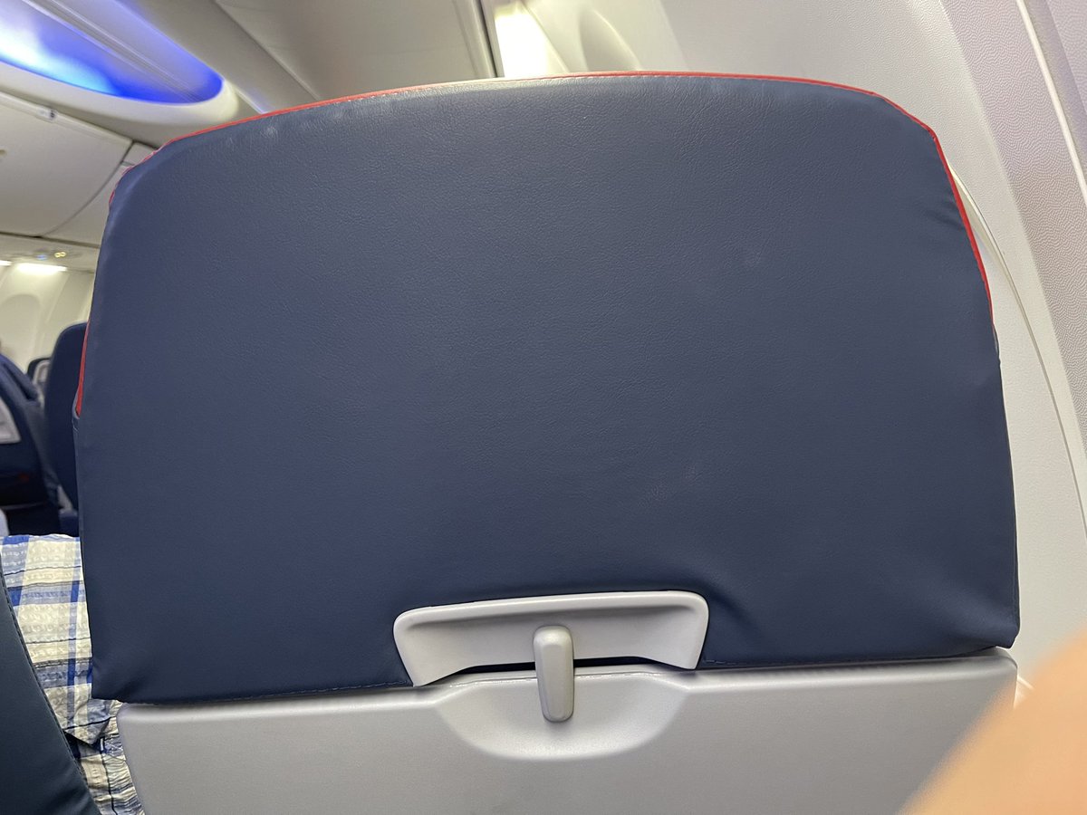 brian_heiss's tweet photo. @Delta unacceptable delta!!! No screen is one thing but no power is unforgivable… do better https://t.co/RKLlPAPB82