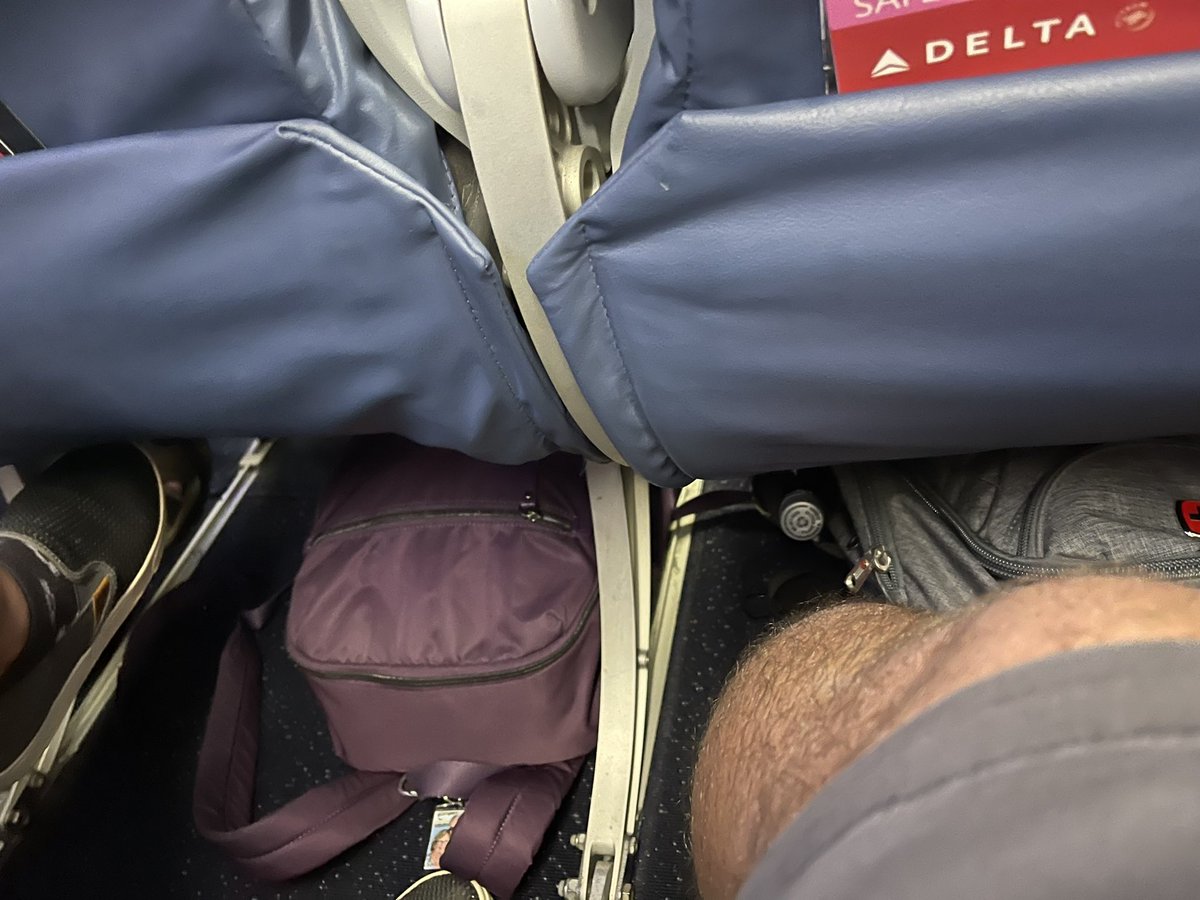 brian_heiss's tweet photo. @Delta unacceptable delta!!! No screen is one thing but no power is unforgivable… do better https://t.co/RKLlPAPB82