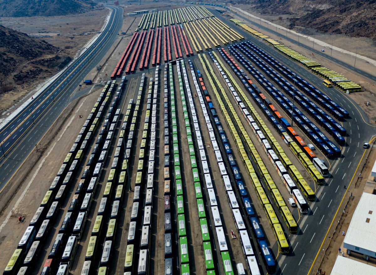 HaramainInfo's tweet photo. Colour Co-Ordination of Busses ready to transport Hujjaj throughout the 5 days https://t.co/geqcFE4zAk