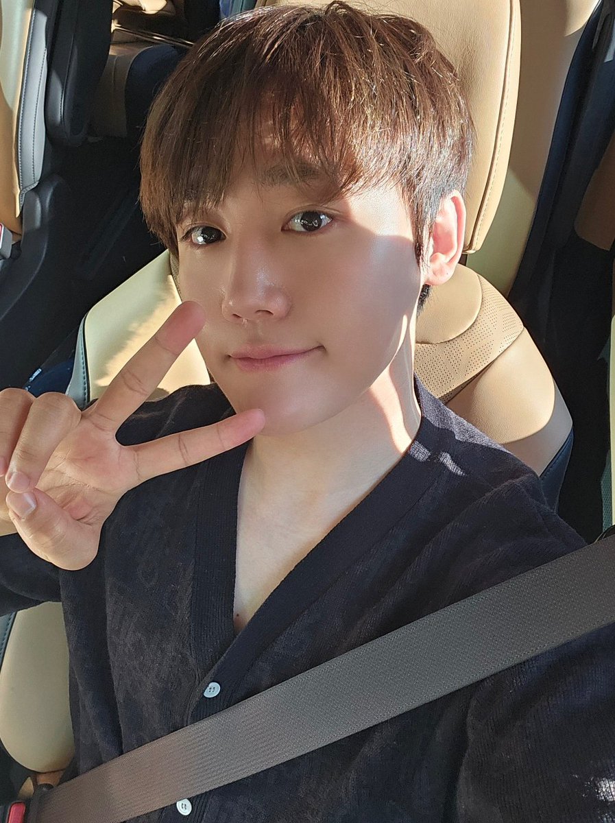 GoldenChild's tweet photo. [💡] #골드니스 여러분!
잠시 후 7:00 PM SBS 파워FM #러브게임
#이장준 이 출연합니다.

|￣￣￣￣￣￣￣￣￣￣|
 금요일 + 이장준 = ❤️
|＿＿＿＿＿＿＿＿＿＿|
          \ (•◡•) /
           \       /

▶ https://t.co/Bcr0kgfF9v

#GoldenChild #골든차일드 #GNCD
#LEEJANGJUN https://t.co/RFGW0Tko49