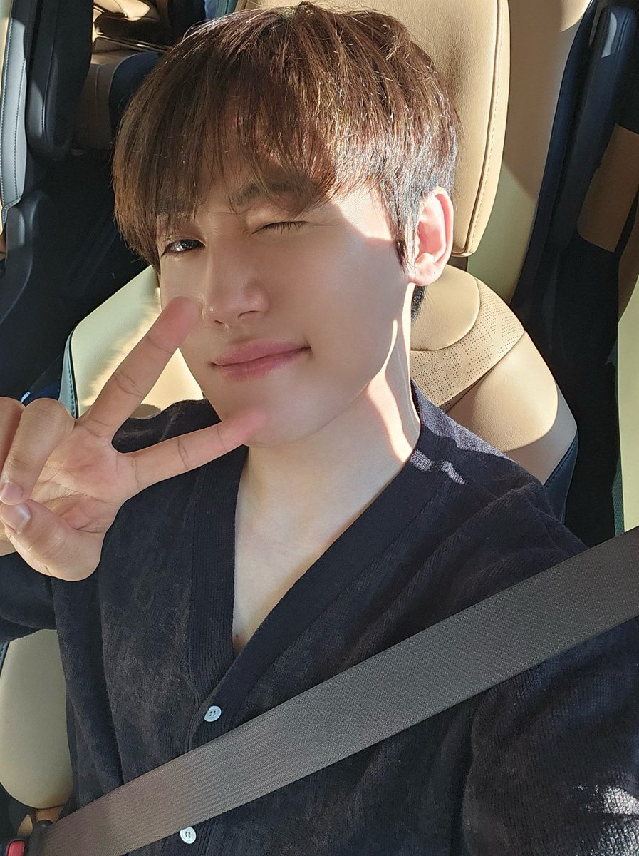 GoldenChild's tweet photo. [💡] #골드니스 여러분!
잠시 후 7:00 PM SBS 파워FM #러브게임
#이장준 이 출연합니다.

|￣￣￣￣￣￣￣￣￣￣|
 금요일 + 이장준 = ❤️
|＿＿＿＿＿＿＿＿＿＿|
          \ (•◡•) /
           \       /

▶ https://t.co/Bcr0kgfF9v

#GoldenChild #골든차일드 #GNCD
#LEEJANGJUN https://t.co/RFGW0Tko49