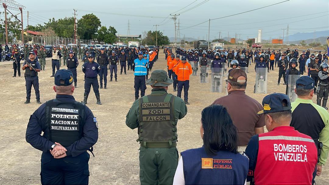 dhernandezlarez's tweet photo. #FANB y OSC desplegados en la @FalconZodi12 con el fin de salvaguardar la integridad territorial y la paz ciudadana.

#VenezuelaPotencia 
#IntegrarEsVencer https://t.co/hGunep59FX
