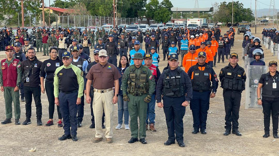 dhernandezlarez's tweet photo. #FANB y OSC desplegados en la @FalconZodi12 con el fin de salvaguardar la integridad territorial y la paz ciudadana.

#VenezuelaPotencia 
#IntegrarEsVencer https://t.co/hGunep59FX