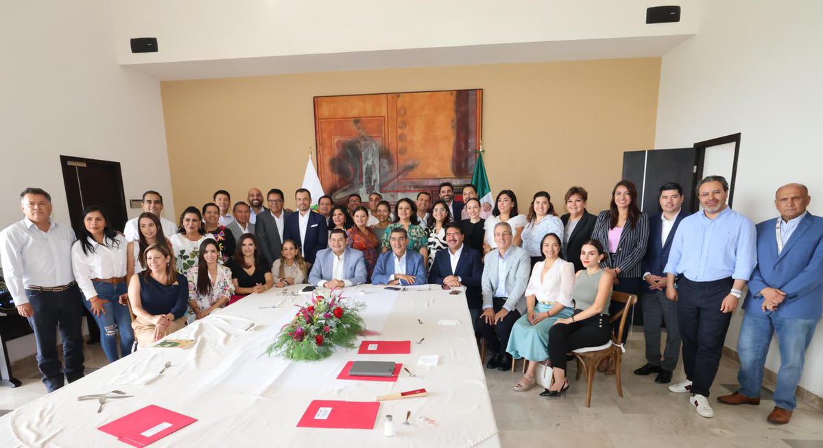 armentapuebla_'s tweet photo. Fue un honor acompañar al Gobernador @SergioSalomonC a la primera reunión con las y los diputados locales electos, así como con la senadora electa @LizSanchezSM, y el presidente municipal electo de Puebla, @pepechedrauimx.

Reconozco el liderazgo y altura de miras de nuestro Gobernador, mismos que le han permitido encabezar este diálogo, de respeto y unidad, en favor de las y los poblanos.