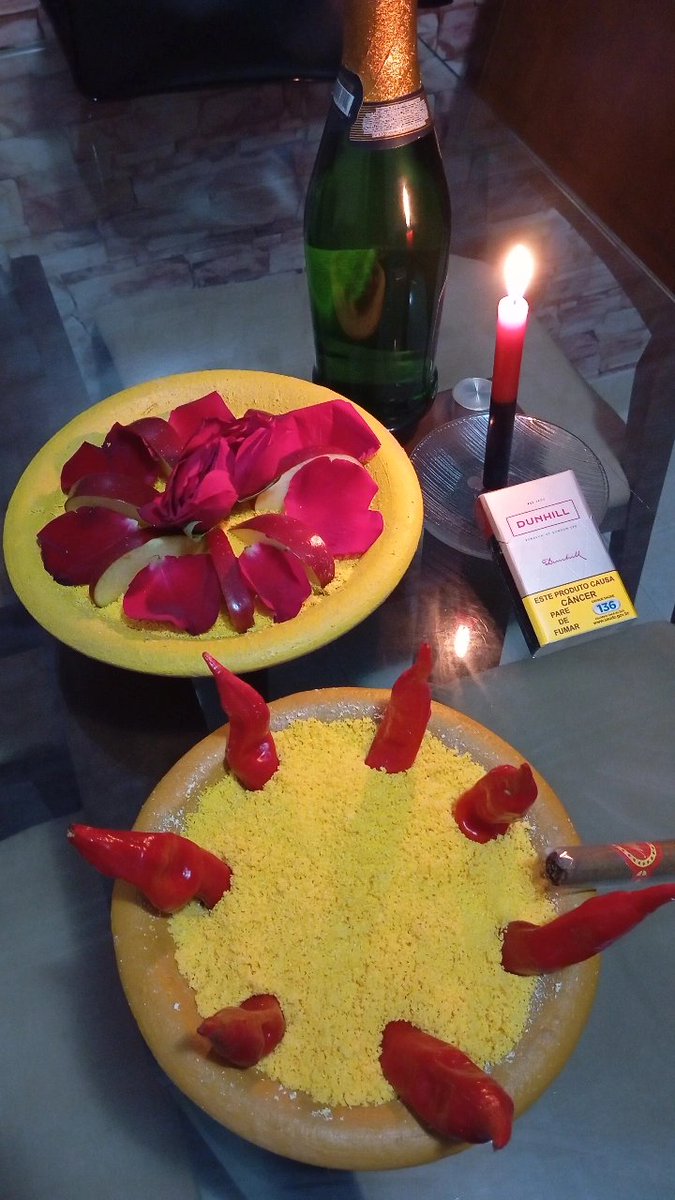 WMandim's tweet photo. Hoje eu tive mais uma prova do quão Exu e pombagira estão se fazendo presentes na minha vida! O pavio da vela que eu acendi fez o formato do número 7, assim como as 7 pimentas, as 7 fatias da maçã e as 7 pétalas de rosa🌹🔥 todo meu agradecimento é pouco! https://t.co/6fyV5aWrYs