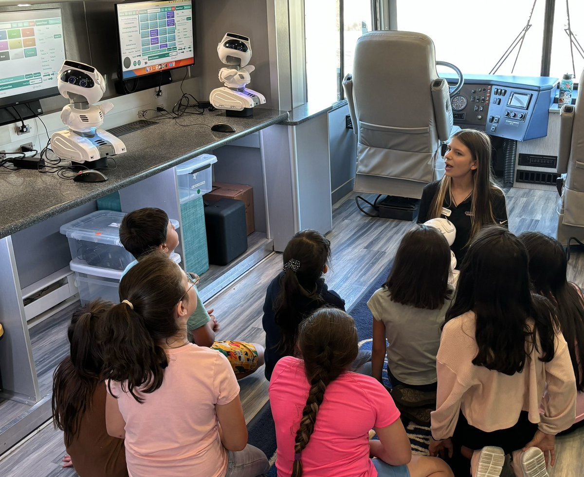 SVVSDMobileLabs's tweet photo. We had a great day visiting the Project Launch program at Estes Park Elementary! We enjoyed getting into the mountains and sharing the #StVrainStorm through our @uchealth health experience! @EstesSchools @SVVSDsupt https://t.co/zaaWYRU9Lf
