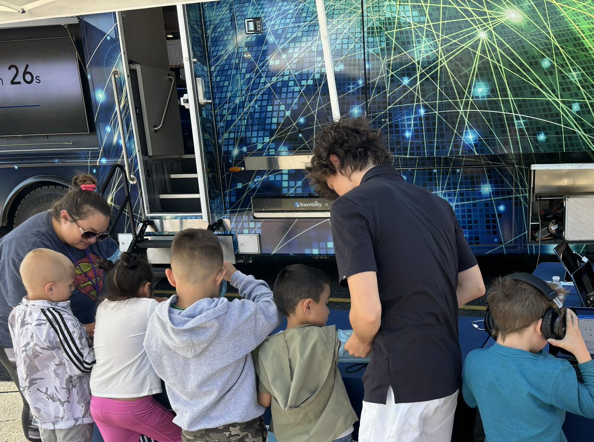 SVVSDMobileLabs's tweet photo. We had a great day visiting the Project Launch program at Estes Park Elementary! We enjoyed getting into the mountains and sharing the #StVrainStorm through our @uchealth health experience! @EstesSchools @SVVSDsupt https://t.co/zaaWYRU9Lf
