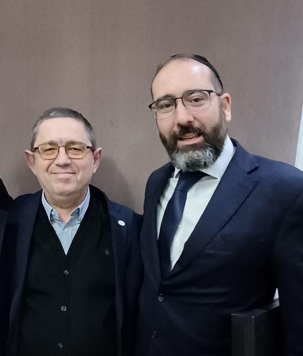 Le deseo el mayor de los éxitos al Embajador Axel Wahnish en su misión.
Hoy tuve el agrado de reunirme con él en la <a href="/ccaioficial/">Camara de Comercio Argentino Israelí</a> y pudimos conversar sobre oportunidades de cooperación académica.