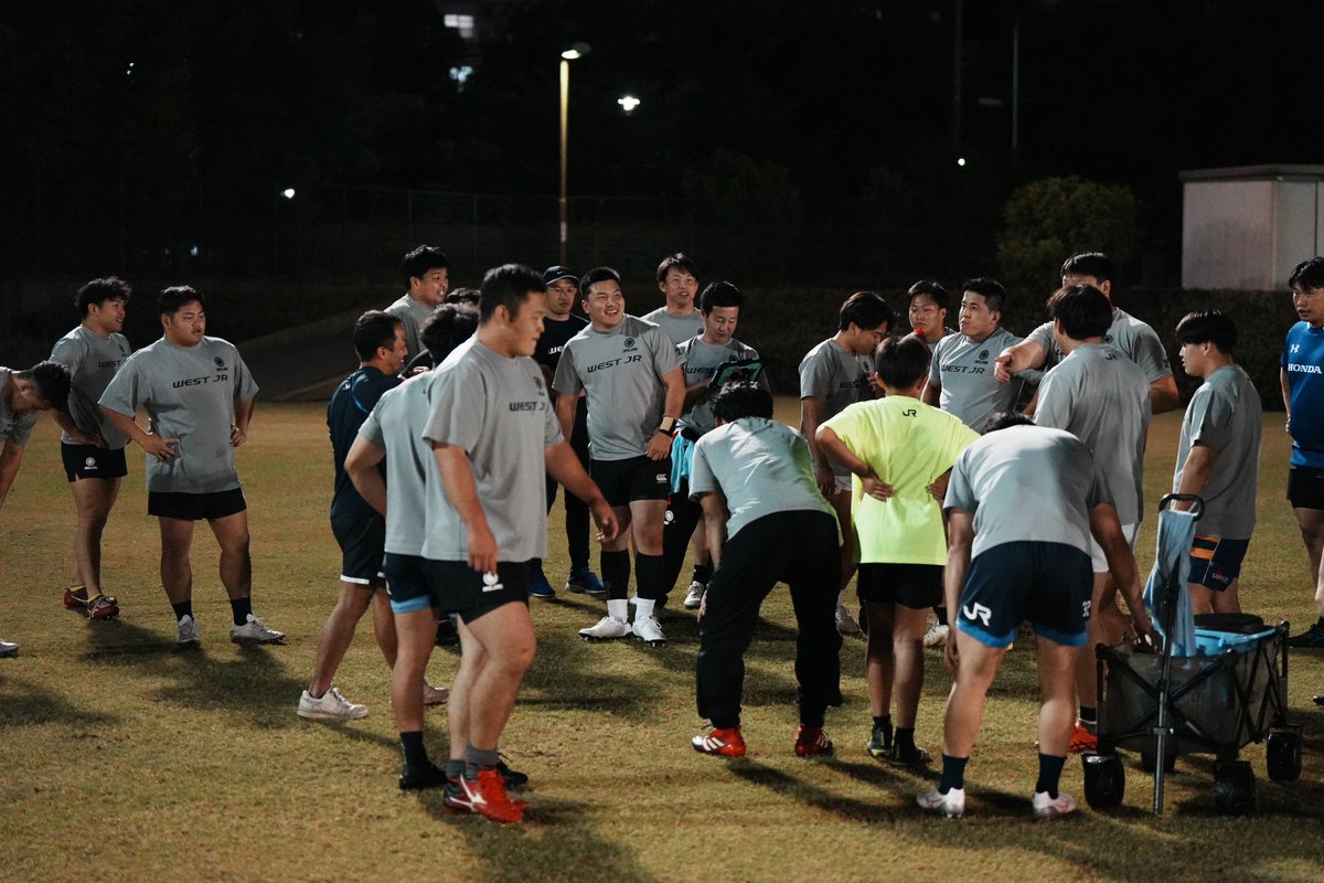 jrwestrailers's tweet image. 【Training Photo📸】
練習風景や練習試合の様子はInstagramを中心に発信しています🔥
最近は地元のラグビー少年"ガク"が練習に来てくれています🏉
グランドの外から練習を覗いていた少年に、トレーニングに参加してみるか！？と声をかけたのがきっかけです😃
#レイラーズ　#railers
#jr西日本　#rugby