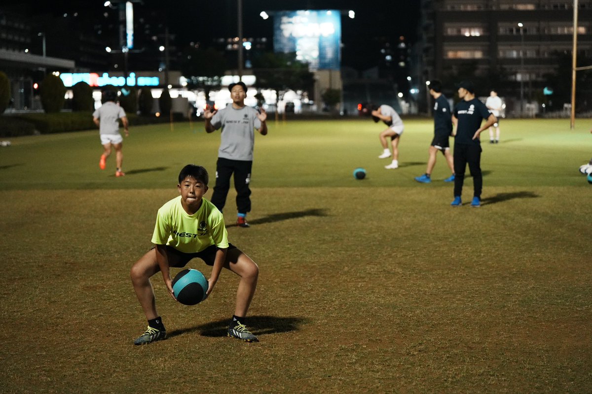 jrwestrailers's tweet image. 【Training Photo📸】
練習風景や練習試合の様子はInstagramを中心に発信しています🔥
最近は地元のラグビー少年"ガク"が練習に来てくれています🏉
グランドの外から練習を覗いていた少年に、トレーニングに参加してみるか！？と声をかけたのがきっかけです😃
#レイラーズ　#railers
#jr西日本　#rugby