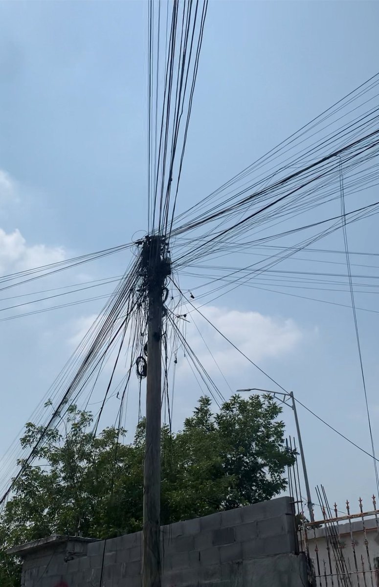 MarianaRodrig26's tweet photo. @Telmex Necesitamos que vengan a reparar su cochinero, por eso falla el servicio https://t.co/Oeo60DsuPm