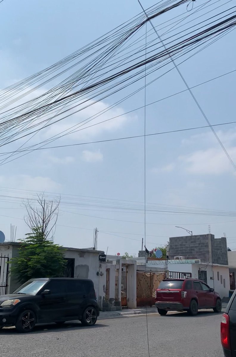 MarianaRodrig26's tweet photo. @Telmex Necesitamos que vengan a reparar su cochinero, por eso falla el servicio https://t.co/Oeo60DsuPm