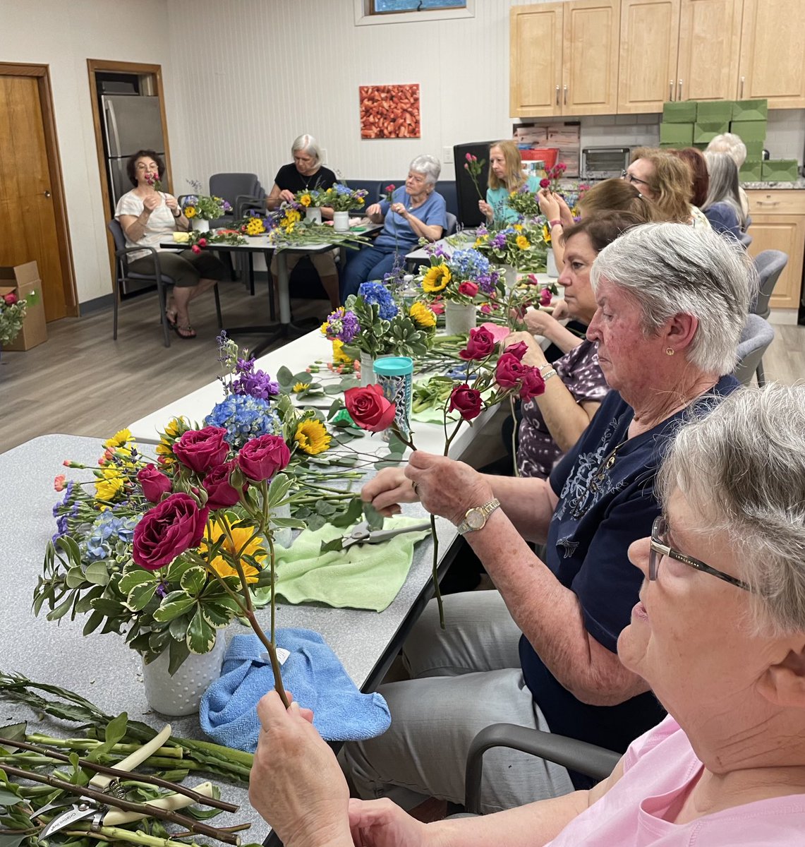 TheBuzzellBuzz's tweet photo. Today was a fun filled day at the Center with a special floral arrangement class led by Megan and Kat of DBD Florist. All smiles as everyone left the class with their own special creation. 💐 https://t.co/HbXpOKi4VJ