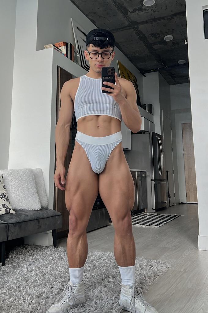 mingotte192463's tweet photo. Who like thick legs https://t.co/c7RsTYZs6d