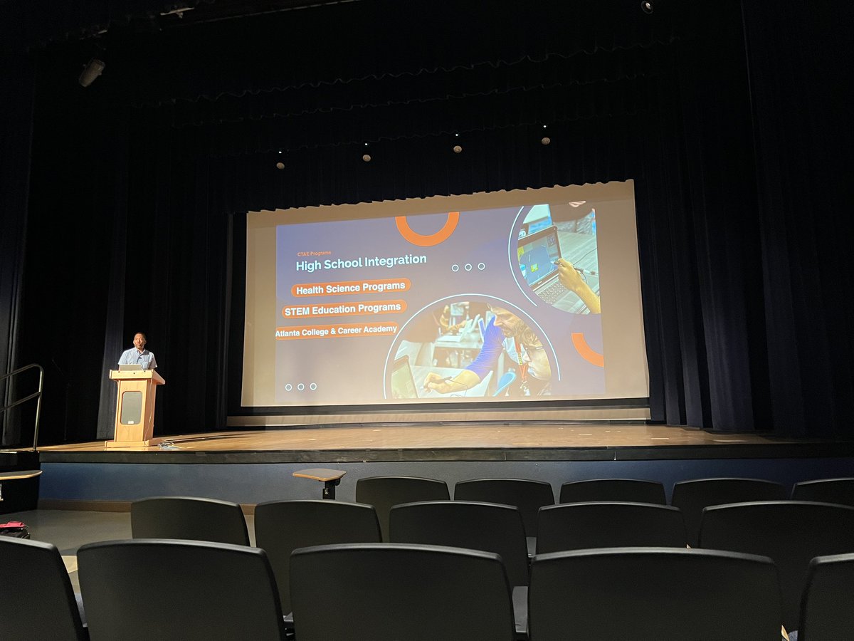 KristenBrooks77's tweet photo. ⚾️📲Super proud of my ATL buddy & fellow ADE @apsittommy for knocking it out of the ballpark while explaining how to use @zSpace to Co-Plan, Co-teach,
Student Collaboration & Customized Lessons in APS! #zConEDU2024 #forEDU #edtech #ARVRinEDU #APSupdate https://t.co/gJgVEYxeS3