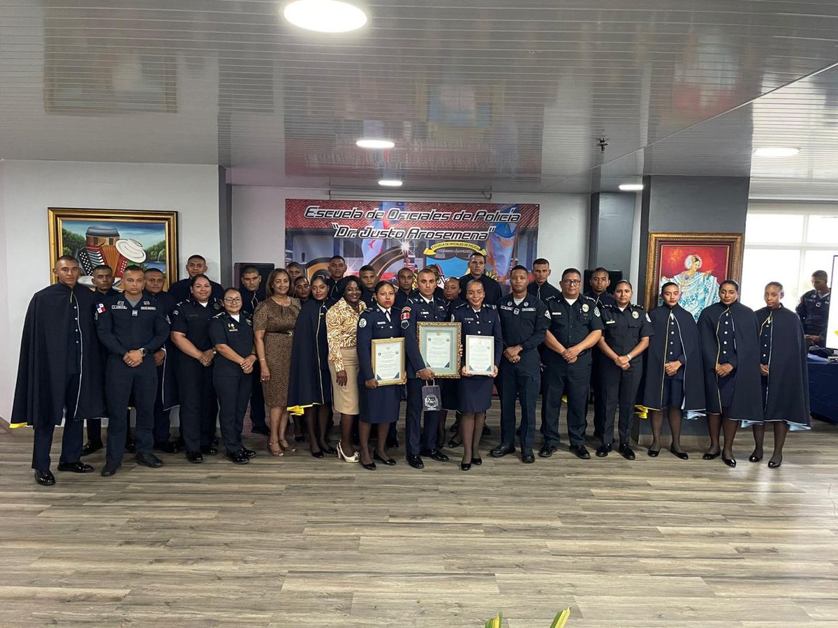 policiadepanama's tweet photo. #26Aniversario | Con el tema "El Canal de Panamá, sus beneficios, problemática y retos para el país en la actualidad", estudiantes de la #ESOPOL, realizan concurso de oratoria, donde participaron 18 cadetes y presentaron la Coral Poética "Memorias". #Felicidades https://t.co/17EDrUC3qE