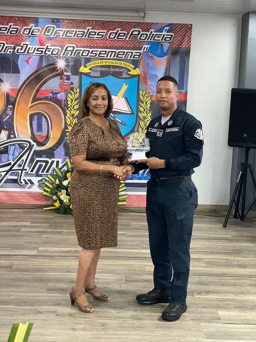 policiadepanama's tweet photo. #26Aniversario | Con el tema "El Canal de Panamá, sus beneficios, problemática y retos para el país en la actualidad", estudiantes de la #ESOPOL, realizan concurso de oratoria, donde participaron 18 cadetes y presentaron la Coral Poética "Memorias". #Felicidades https://t.co/17EDrUC3qE