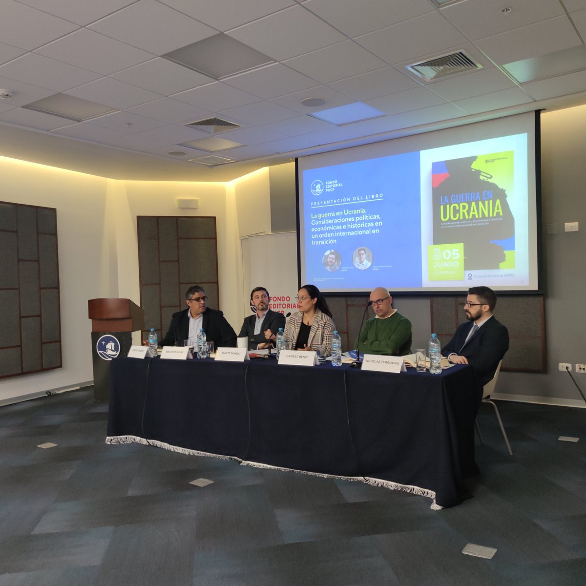 FondoEditPucp's tweet photo. ✨📸 Revive los momentos destacados de la presentación del libro "La Guerra en Ucrania" de los editores Sebastien Adins y Oscar Vidarte Arévalo. 🌟📚.

#LibrosPUCP #PUCP #libros #FondoEditorial https://t.co/tIUu9yJSVr
