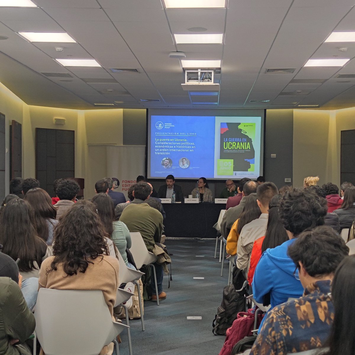 FondoEditPucp's tweet photo. ✨📸 Revive los momentos destacados de la presentación del libro "La Guerra en Ucrania" de los editores Sebastien Adins y Oscar Vidarte Arévalo. 🌟📚.

#LibrosPUCP #PUCP #libros #FondoEditorial https://t.co/tIUu9yJSVr