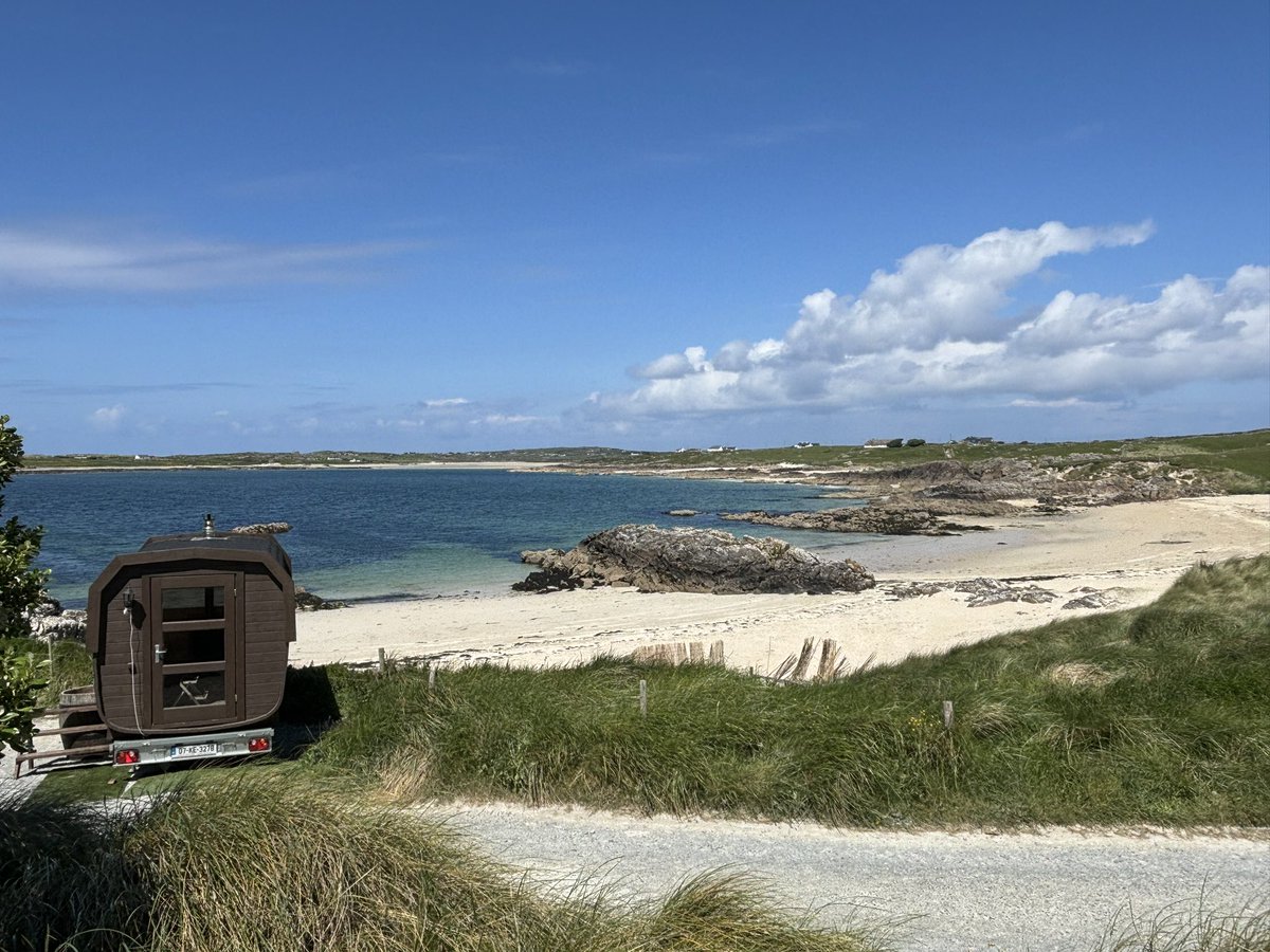 “Sweating out the stress with a view like this. Relax, unwind, and let the beach sauna magic begin.” 
🏖️🐬🏄‍♂️
#clifdencampsite #visitgalway #Connemara #lovethebeach #ecobeach #sauna #privatebeachsauna #connemarasauna #clifdencamping #sustainabletourismnetwork