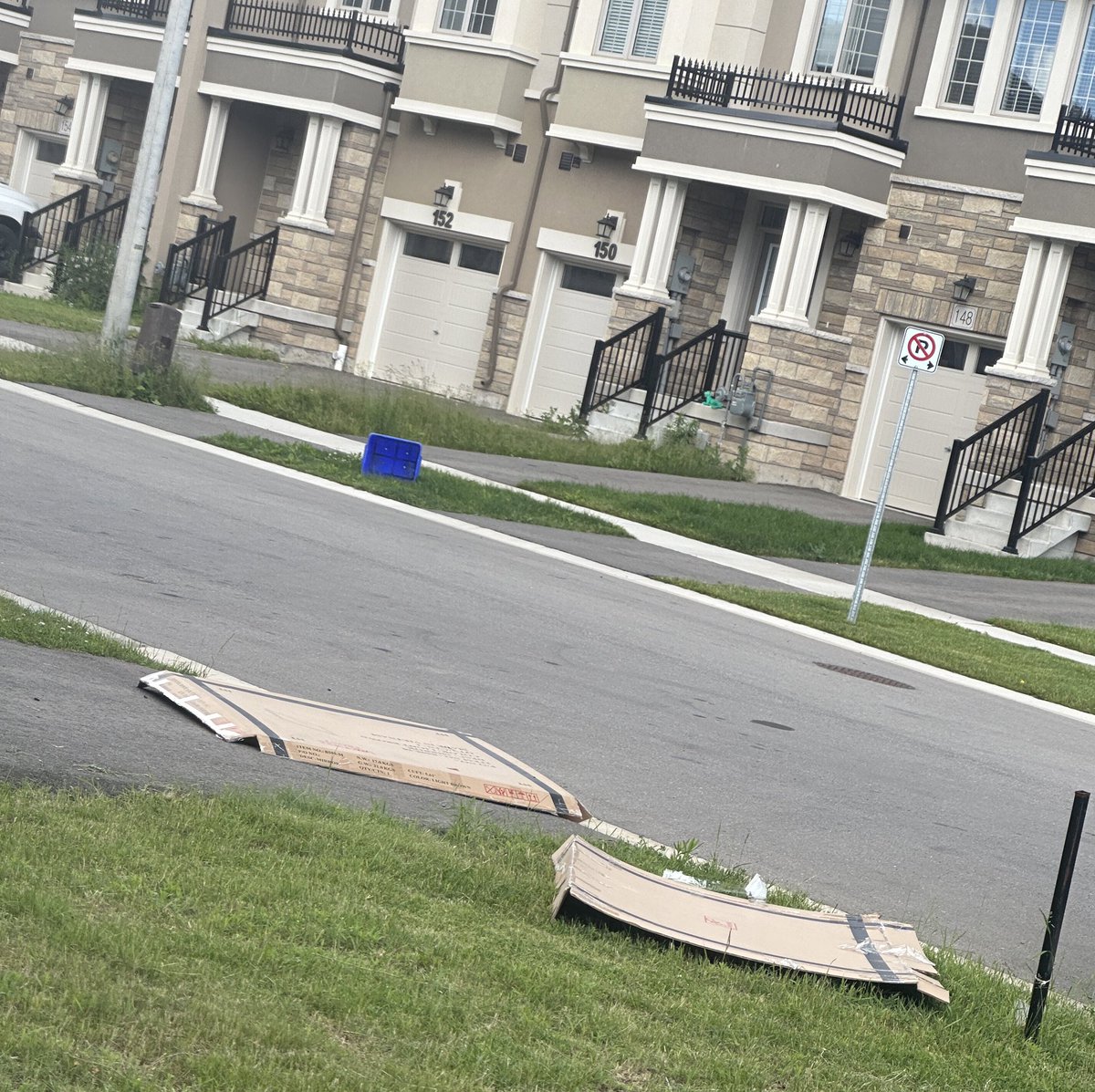 ME85277411's tweet photo. @BrantCommunity not my garbage.
 You guys didn’t pick it up because of your 2ft rule. 
Now it’s on the street at Flagg Ave probably will fly to rest acres soon. https://t.co/Gce6sEm5gE