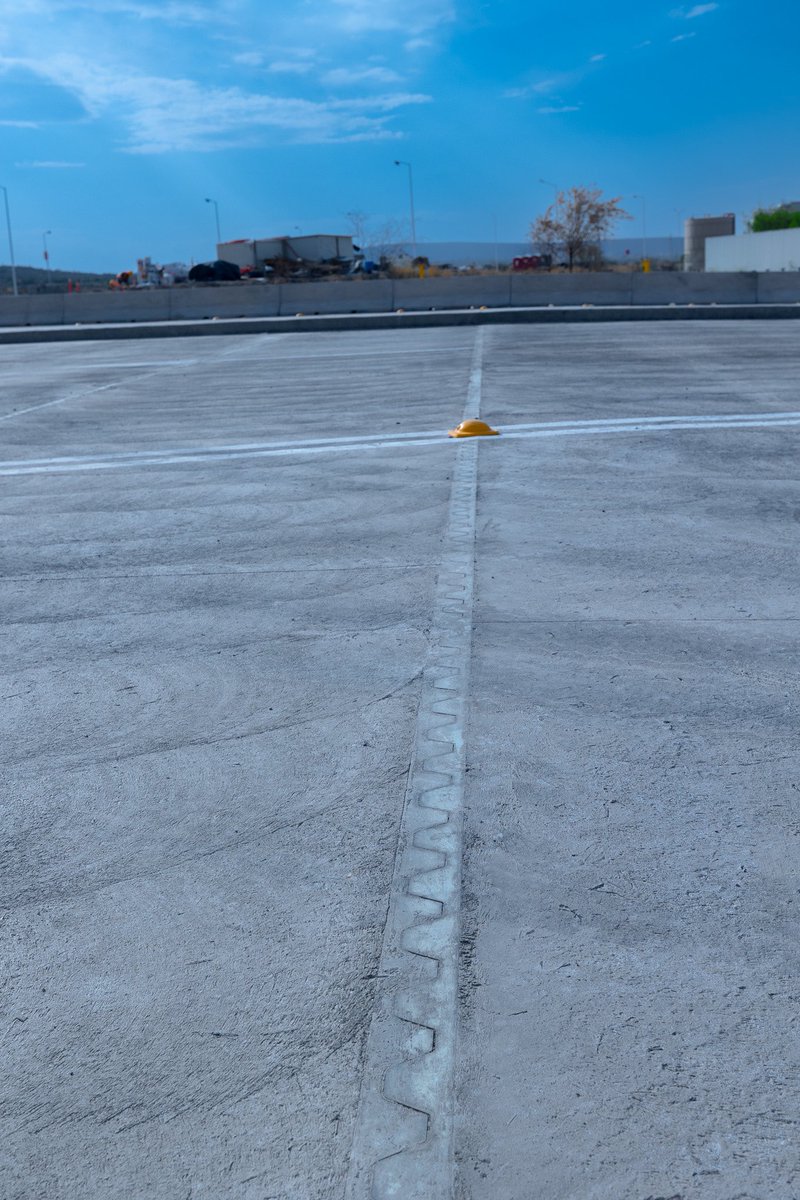 RCRPisosIndus's tweet photo. Discover our latest project in Lagos de Moreno, Jalisco, México 🇲🇽
🌟 “Santa Clara” Plant 🌟
🚛 36,000M² paved with the Optipave®️ VRS system
#Durability #Technology #Leadersoftheflatworld #Allbasedonvalues #IndustrialFlooring #PavimentosIndustriales https://t.co/kpo9Fsi7rW