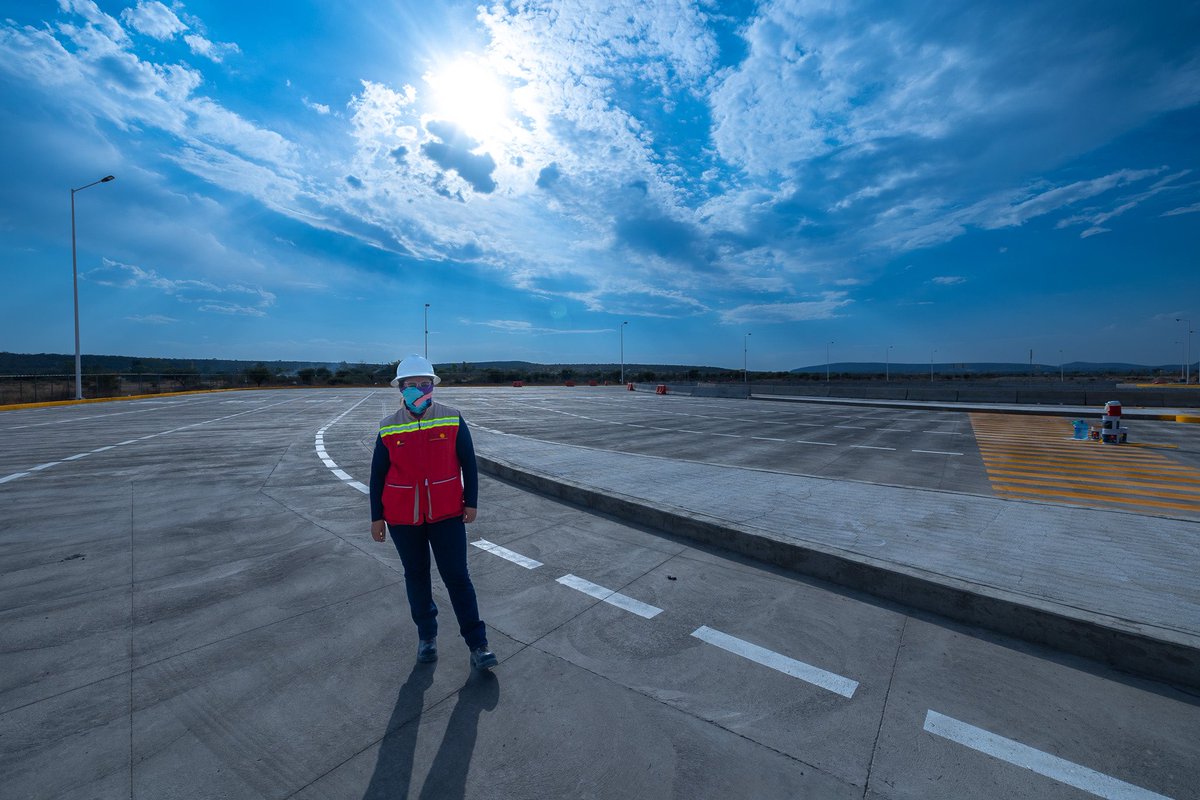 RCRPisosIndus's tweet photo. Discover our latest project in Lagos de Moreno, Jalisco, México 🇲🇽
🌟 “Santa Clara” Plant 🌟
🚛 36,000M² paved with the Optipave®️ VRS system
#Durability #Technology #Leadersoftheflatworld #Allbasedonvalues #IndustrialFlooring #PavimentosIndustriales https://t.co/kpo9Fsi7rW