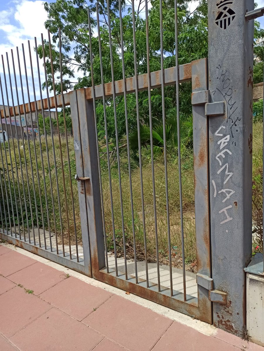 AVVSomSEulalia's tweet photo. La tanca perimetral de #CanTrinxet es va col·locar al gener 2019. Aquest és el seu estat de degradació actual. 

Cost total: 100.000€
https://t.co/Lv7XijQDnM

1 any després d'adjudicar-ne les obres de rehab. (nau + casetes), seguim igual.
https://t.co/WmrLI3f8oW

#CanTrinxetViu https://t.co/8SPptMau1T