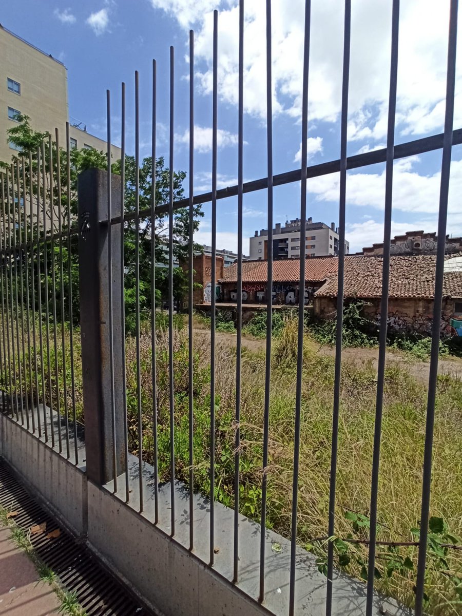 AVVSomSEulalia's tweet photo. La tanca perimetral de #CanTrinxet es va col·locar al gener 2019. Aquest és el seu estat de degradació actual. 

Cost total: 100.000€
https://t.co/Lv7XijQDnM

1 any després d'adjudicar-ne les obres de rehab. (nau + casetes), seguim igual.
https://t.co/WmrLI3f8oW

#CanTrinxetViu https://t.co/8SPptMau1T