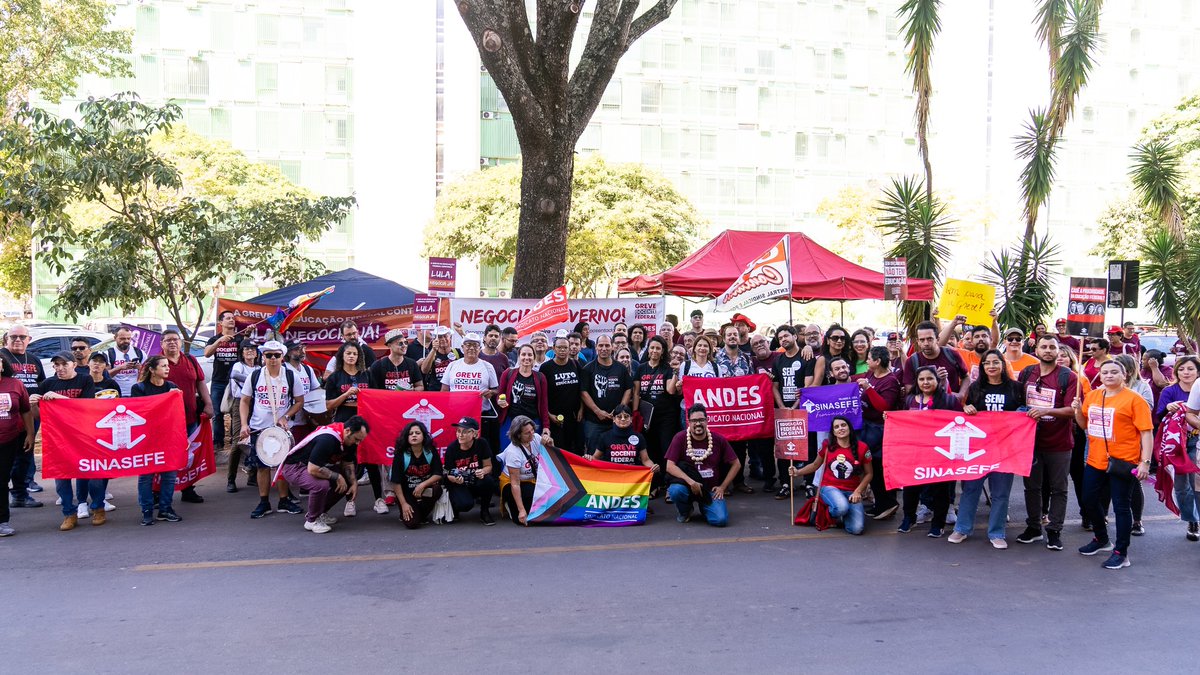 andessindicato's tweet photo. A greve da educação federal segue forte, com unidade entre docentes, estudantes e TAEs pela recomposição orçamentária das Instituições Federais de Ensino.
#EducacaoNoOrcamento https://t.co/GlQGjYz6T5