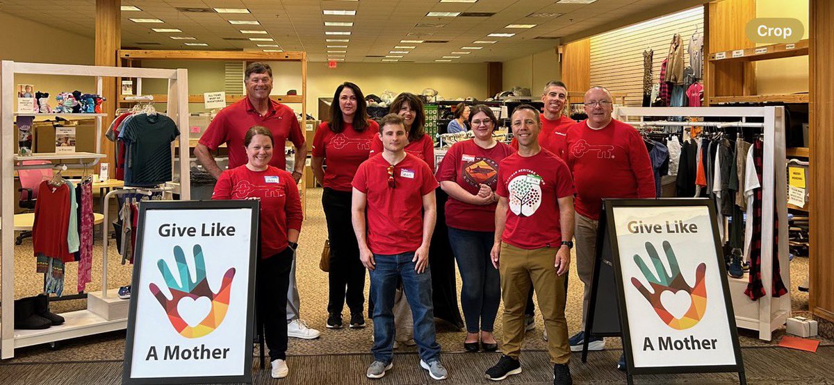 tayliztoe's tweet photo. Hugely proud to have been tasked with organizing Neighbors Make the Difference Day for Cincinnati this year. We had over 70 employees volunteering at 6 non-profits all over the city. Thank you to everyone involved who made this day a success! #KeyBankNMTDD #IAmKey @keybank https://t.co/hcI2iHk9gS