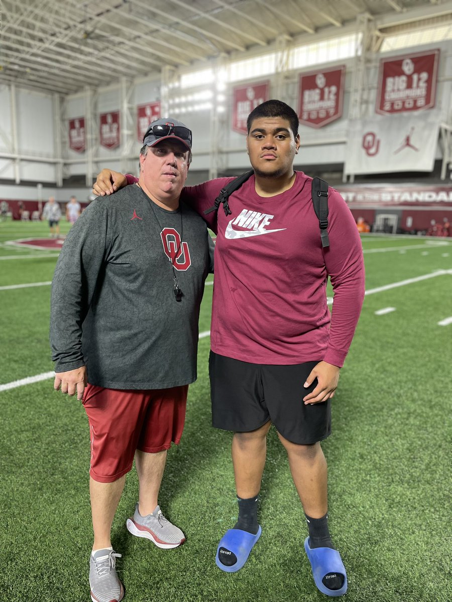 Molitoni4's tweet photo. Thank you Coach Bedenbaugh for an awesome camp today. Pupungatoa enjoyed being coached by you today. Thank you again. #BOOMERSOONER #THEGOAT #BETHEUNCOMMONMAN https://t.co/H80P7Q7XJ7